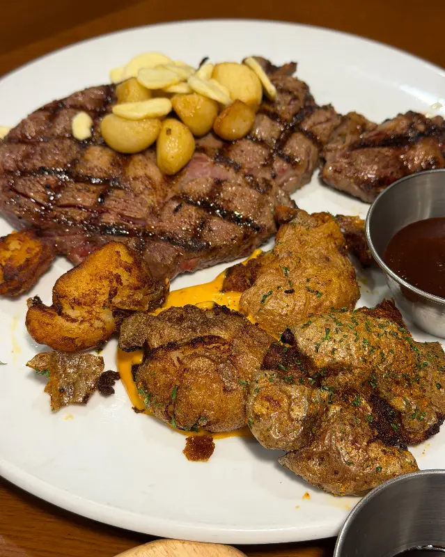 스테이크와 구운 감자, 소스