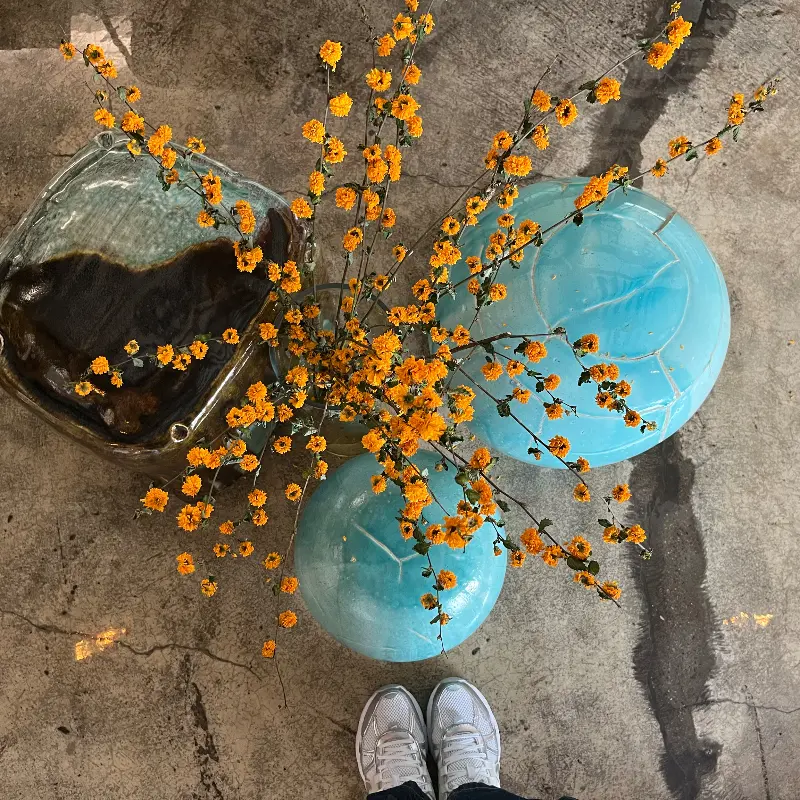 카페 내부에 놓인 꽃 장식