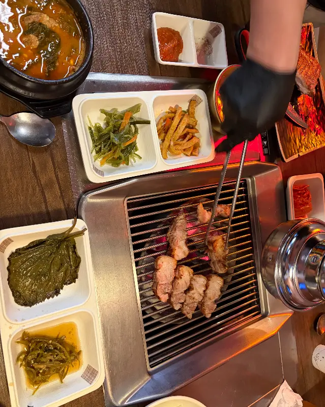 고기를 직접 구워주는 친절한 직원