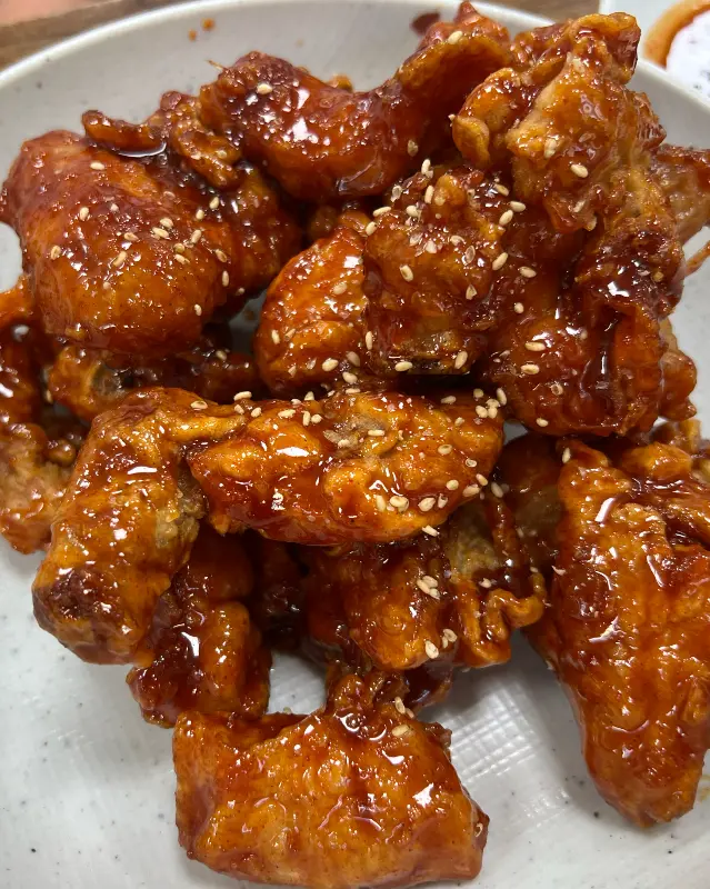 윤기가 흐르는 양념치킨