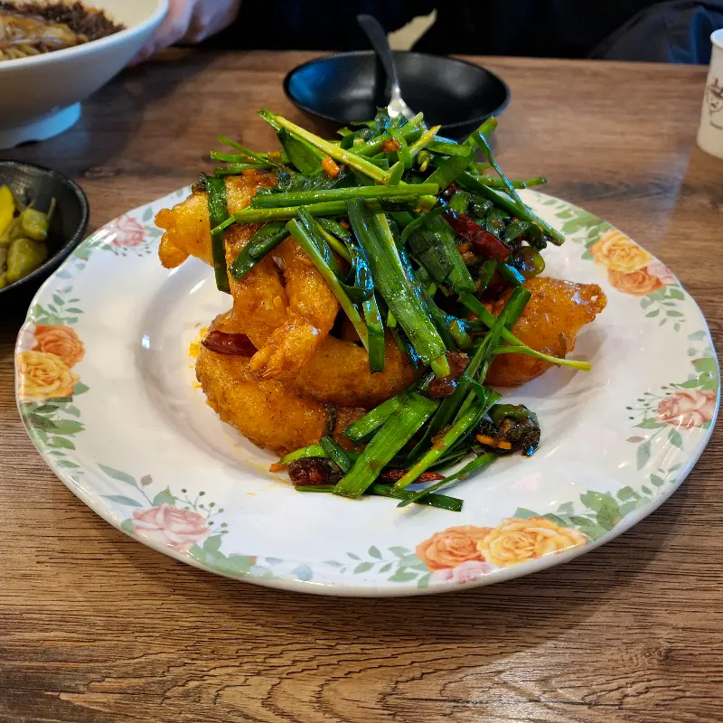 유니짜장, 짬뽕, 탕수육이 테이블 위에 가지런히 놓여있다.