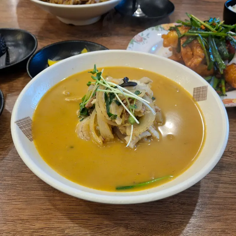 황금빛 국물이 인상적인 짬뽕