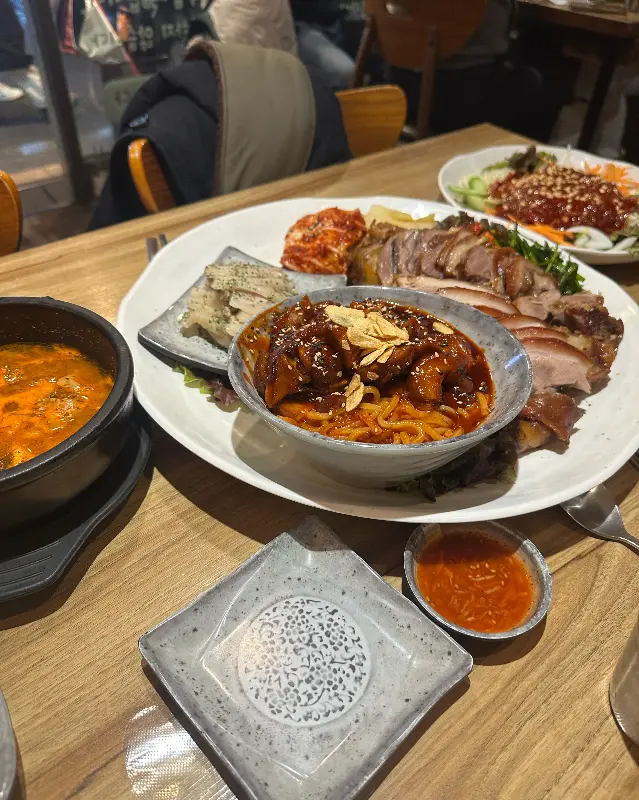 테이블 가득 차려진 음식 사진