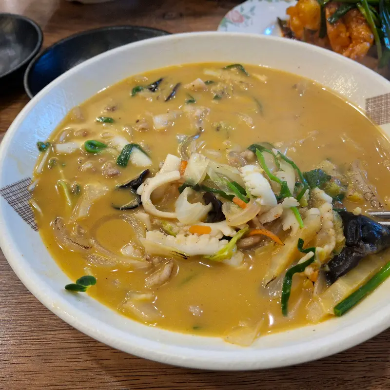 다양한 해산물과 야채가 듬뿍 들어간 짬뽕