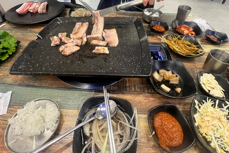 불판 가득한 고기와 반찬