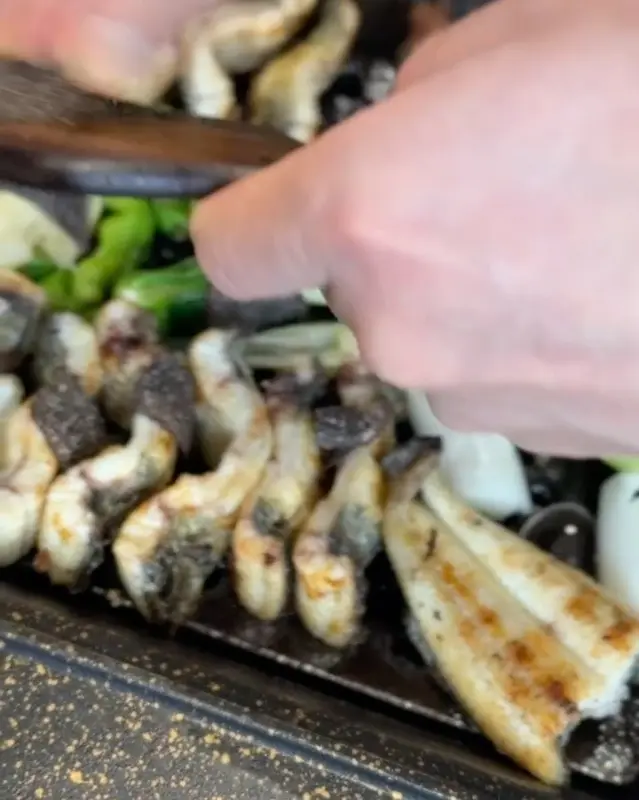 초벌된 장어를 숯불에 굽는 모습