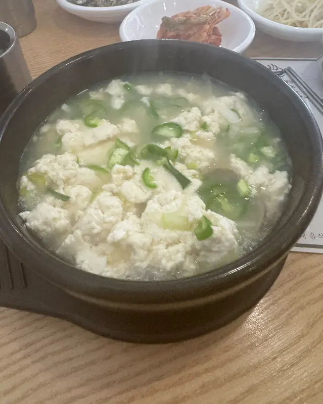 몽글몽글한 순두부가 가득 담긴 뚝배기