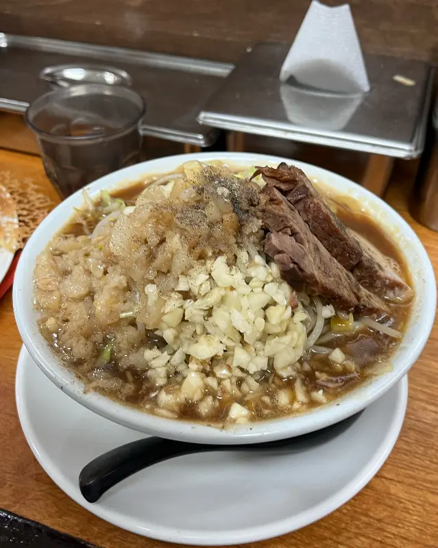 푸짐하게 토핑이 올려진 지로케 라멘