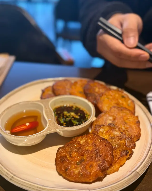 노릇노릇하게 구워진 김치전