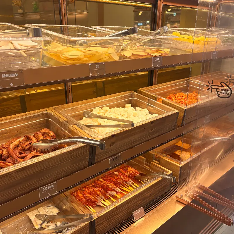 다양한 뷔페 음식 코너