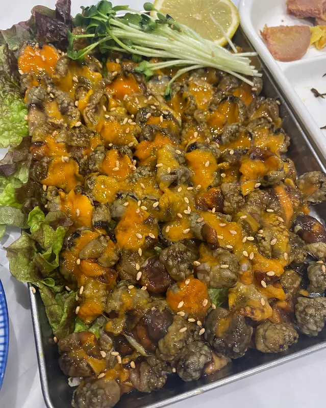 참깨가 뿌려진 미더덕회