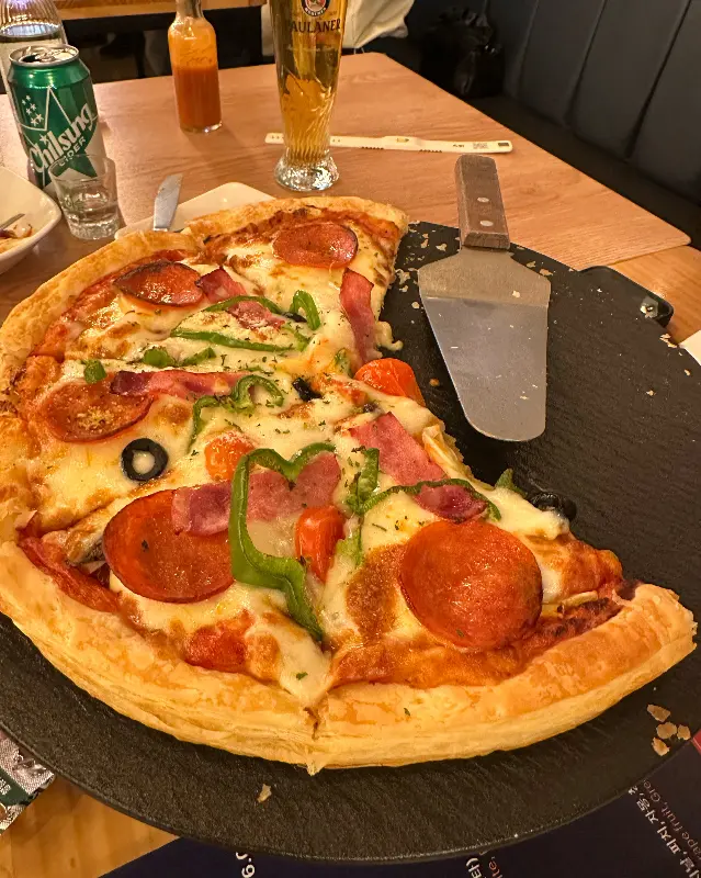 피자 한 조각이 테이블 위에 놓여 있는 모습