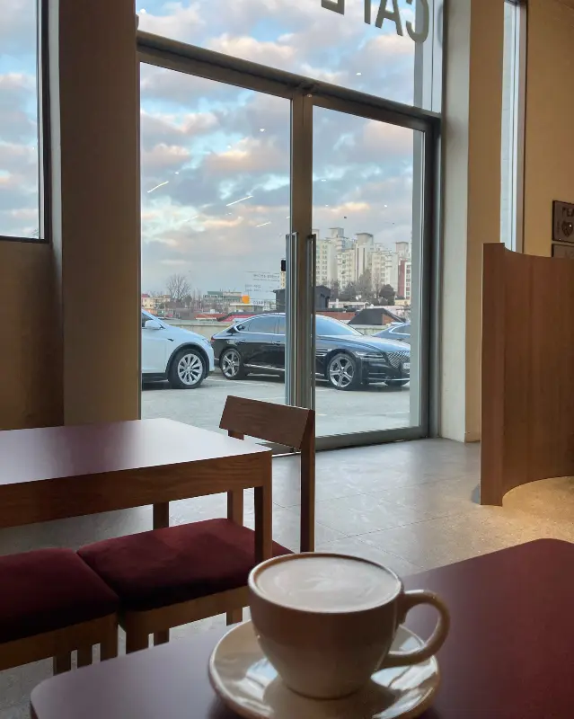 창 밖을 바라보며 커피를 즐길 수 있는 페이퍼버드 커피