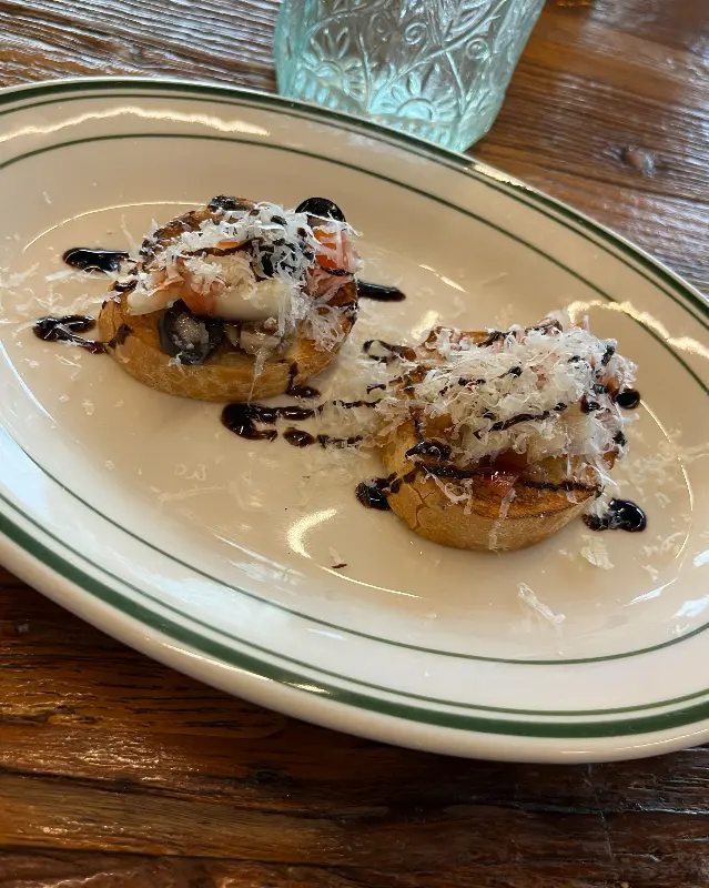 바삭하고 촉촉한 식감이 일품인 에피타이저 바게트