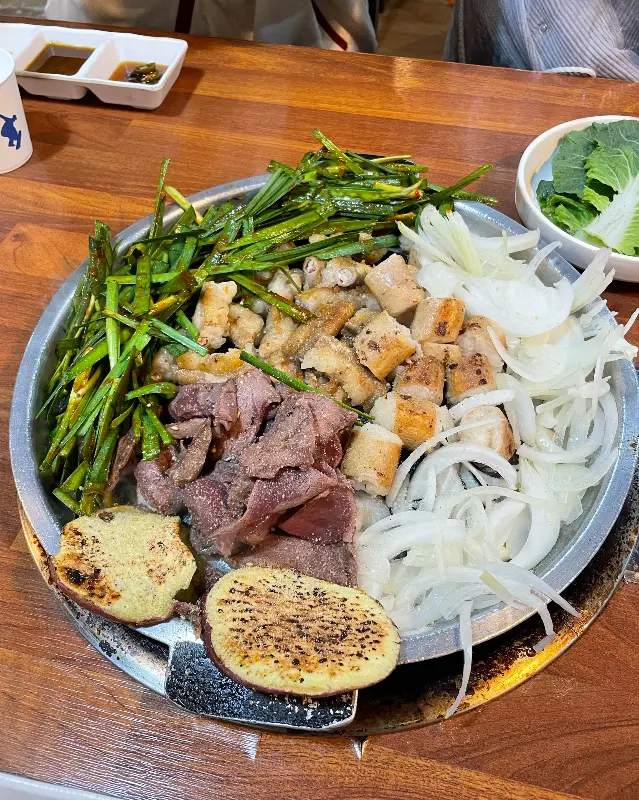 다 구워진 곱창, 대창, 염통, 막창을 한 곳에 모아 놓은 모습