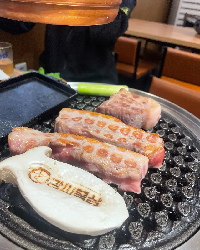 불판 위의 고기