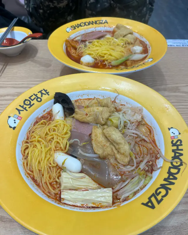 벽면에 붙어 있는 메뉴 사진들. 다양한 마라탕 재료와 꿔바로우 사진이 먹음직스럽게 보인다.