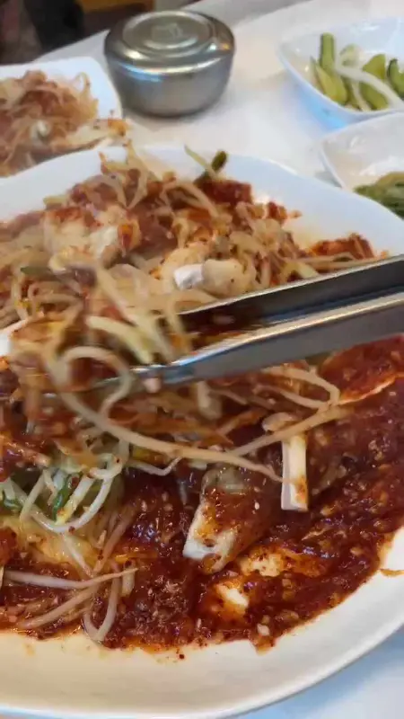 젓가락으로 뽈구이를 집는 모습