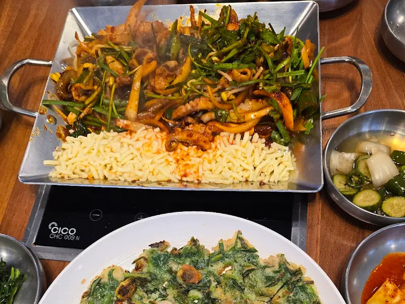 불판 위의 쭈꾸미 볶음과 미나리 해물전