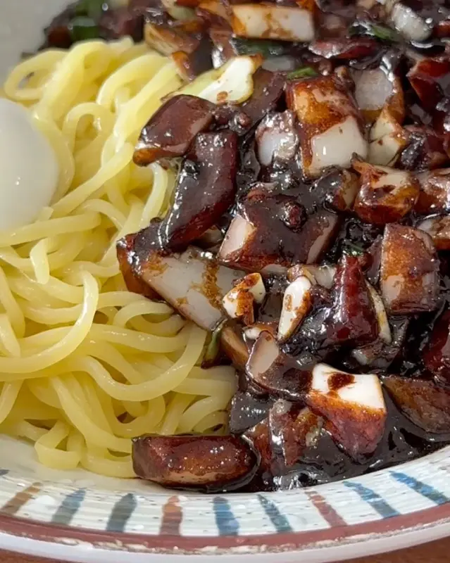 윤기가 흐르는 간짜장의 자태