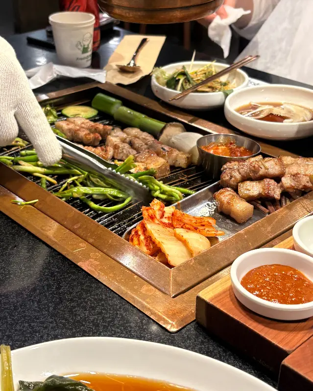 꽃사슴 직원 고기 구워주는 모습