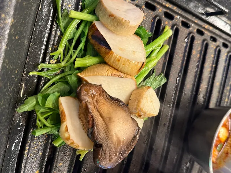 불판 위에서 익어가는 야채 모듬