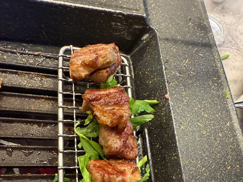 불판 위에서 구워지고 있는 목살