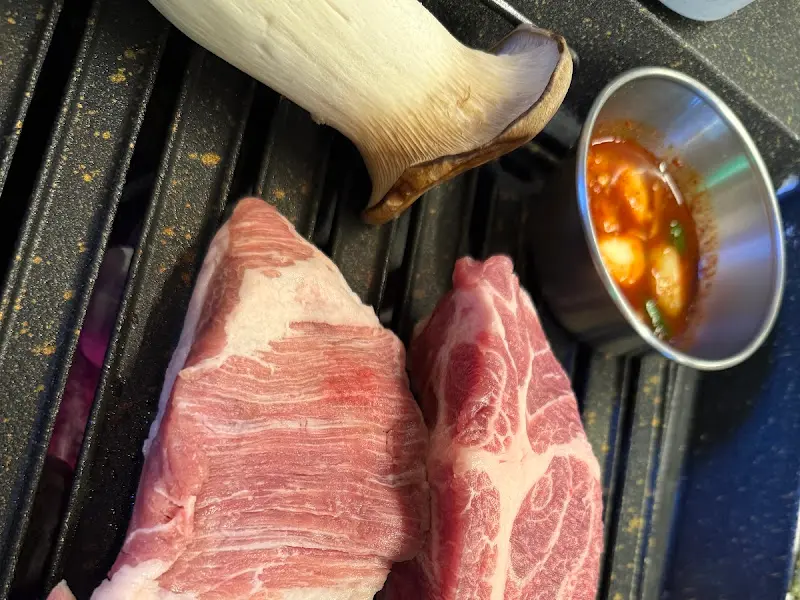 목돈72의 육즙 가득한 숙성 목살과 통삼겹살