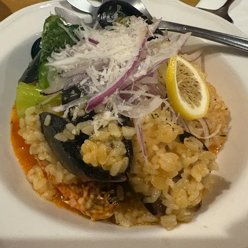 해산물이 듬뿍 들어간 토마토 리조또