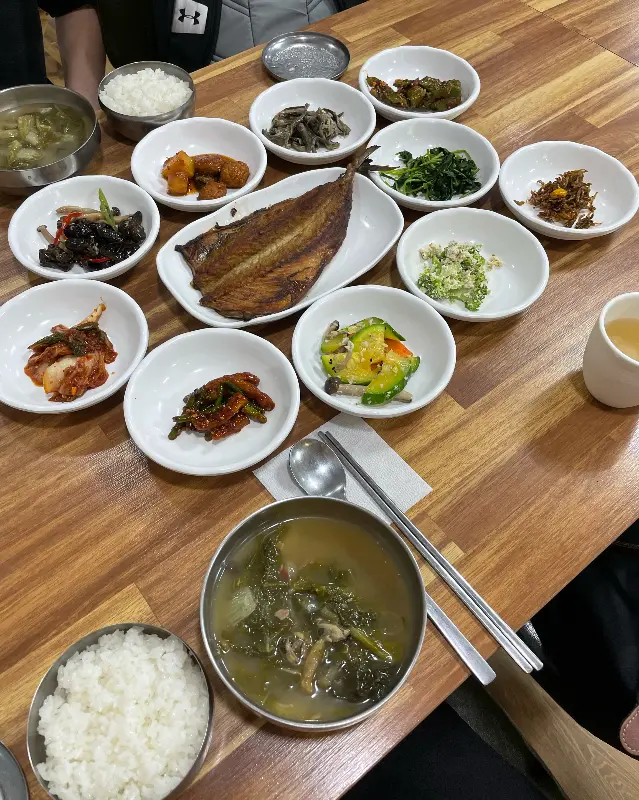 고등어 구이와 정갈한 반찬들