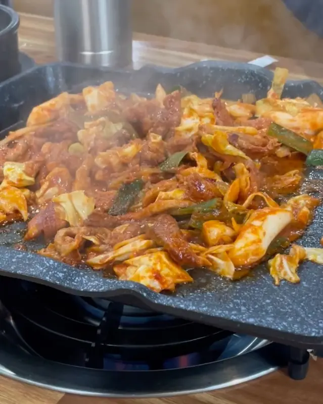 매콤한 양념과 어우러진 오리 주물럭