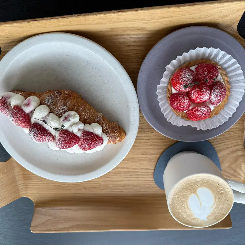 딸기 타르트와 크루아상