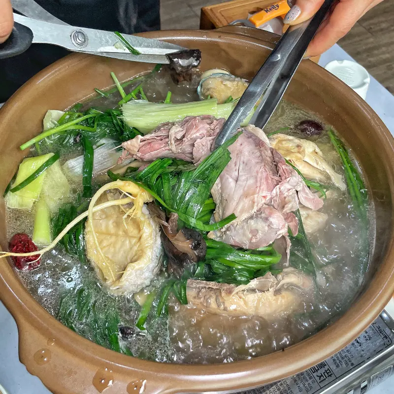 직원분이 오리백숙을 손질해주시는 모습