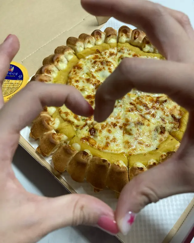 하트 모양으로 피자를 들고 찍은 사진