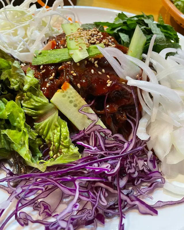 신선한 야채와 함께 즐기는 족발