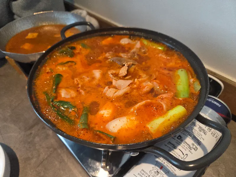 매콤한 향이 코를 자극하는 고추장불고기와 고담찌개