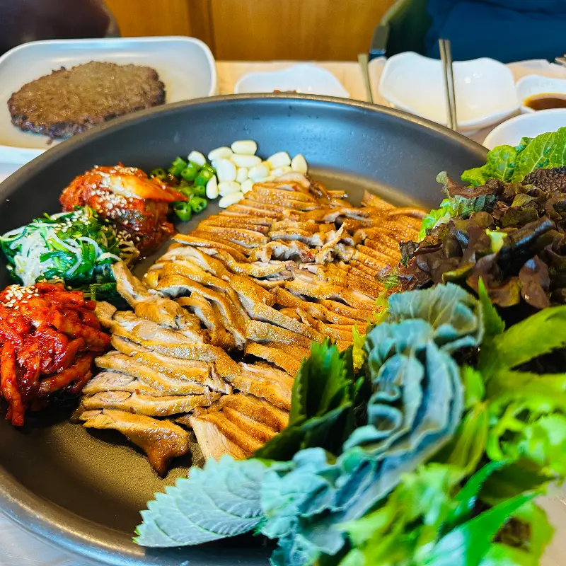 윤기가 자르르 흐르는 오리보쌈