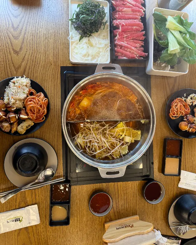 테이블 가득 차려진 샤브샤브 한 상 차림