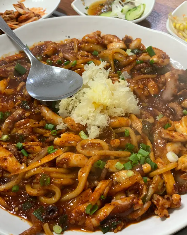 낙지볶음과 우동사리