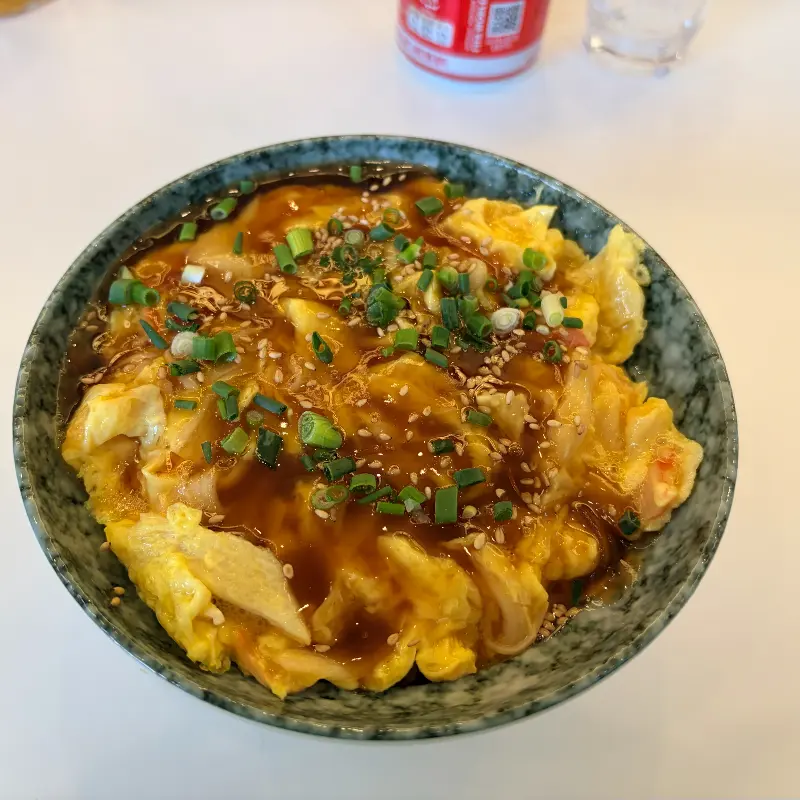 부드러운 식감이 일품인 게살달걀덮밥