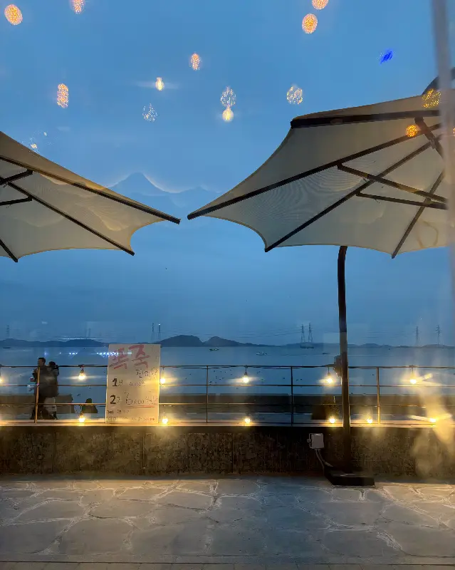 탁 트인 통유리창 너머로 펼쳐지는 아름다운 바다 뷰