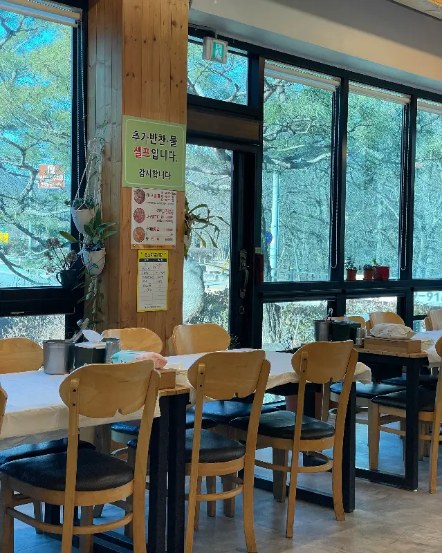 햇살이 가득 들어오는 넓고 쾌적한 매장