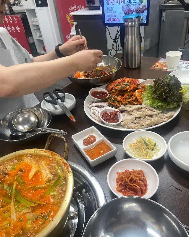 푸짐하게 차려진 양은이네 세트 메뉴