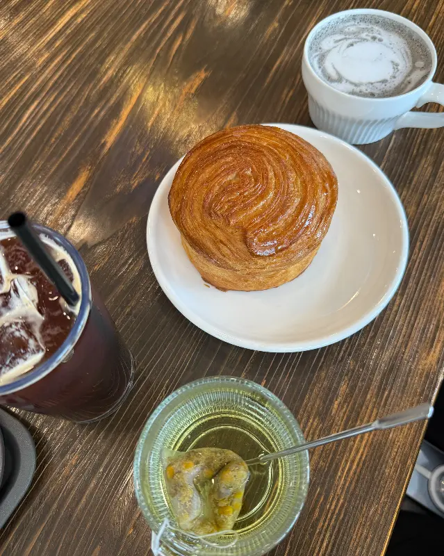 다양한 음료와 빵