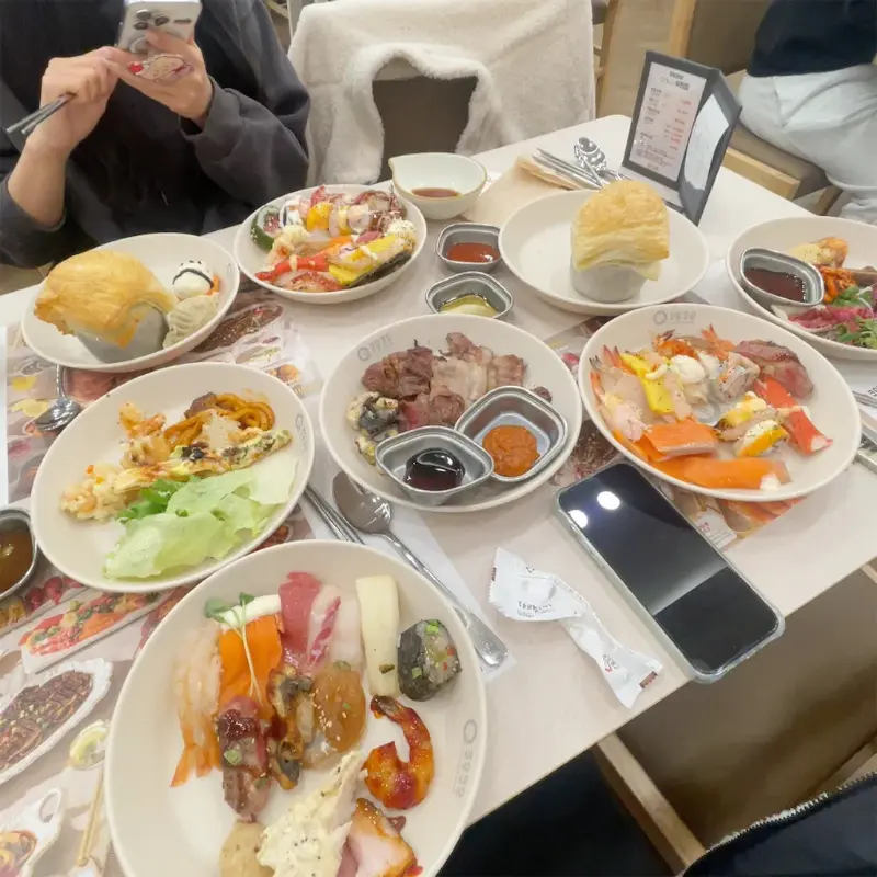 테이블에 가득한 음식 사진