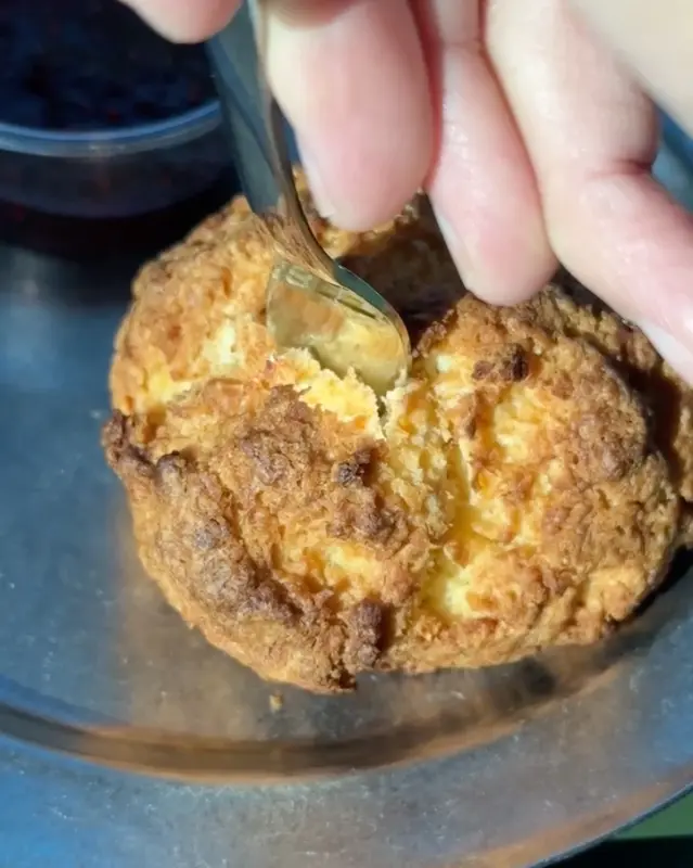 스콘에 잼을 발라 먹는 모습