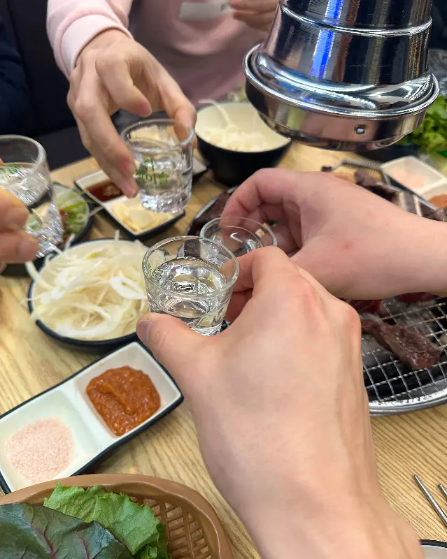 술잔을 기울이는 모습