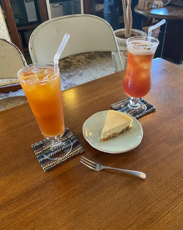 음료와 치즈케이크