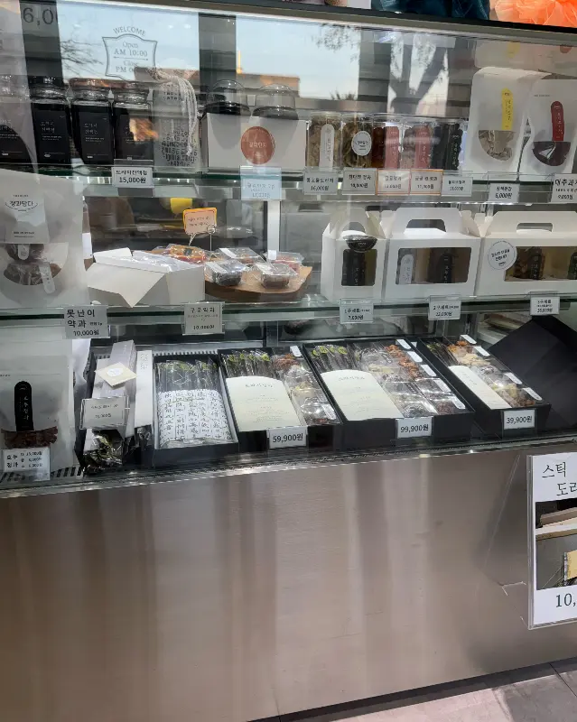 쇼케이스 가득 채워진 다양한 종류의 디저트