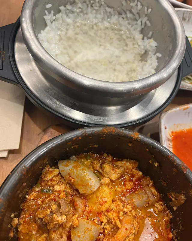 순두부 찌개와 밥
